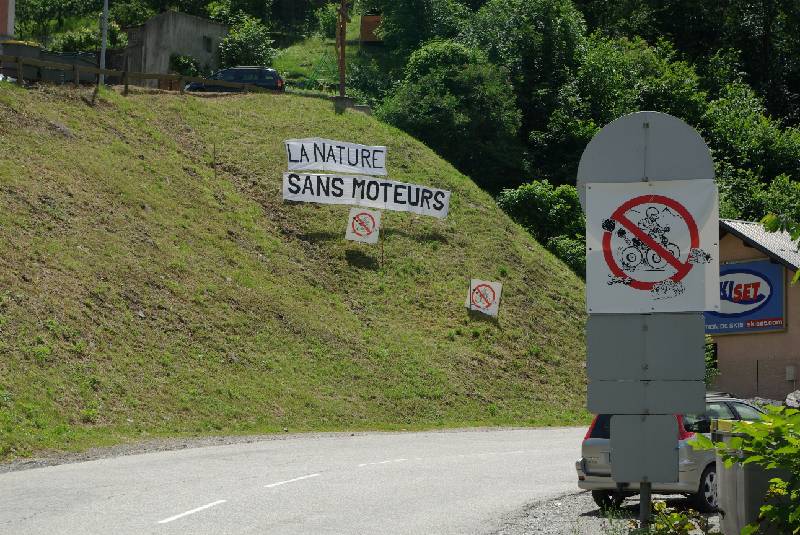 5 banderole deployee dans la montee de Valloirepour la course du DL.JPG